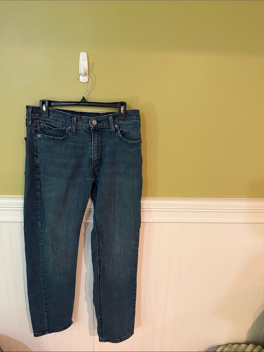 Men's Size 33W x 32L Levi's 541 Straight Leg Jeans in Dark Blue Wash